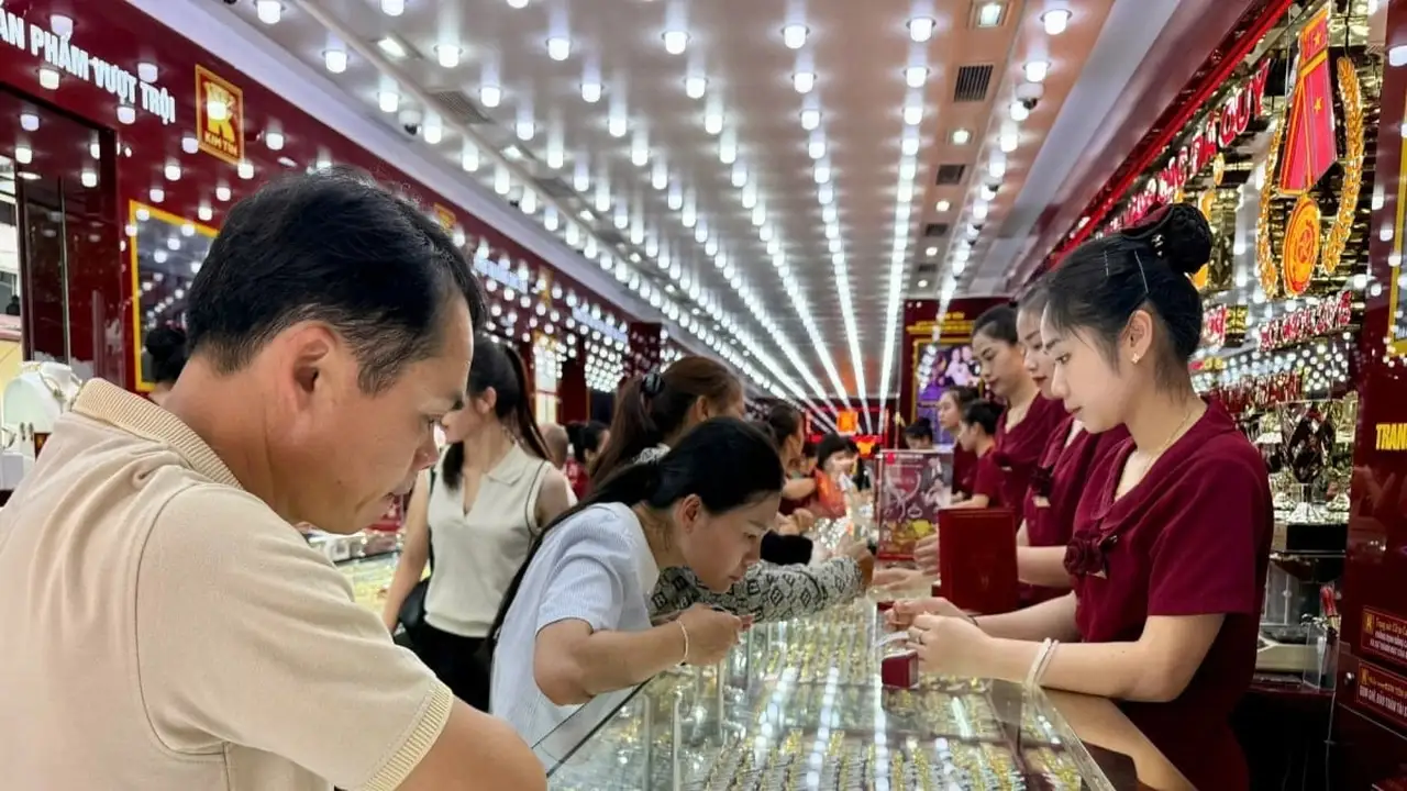 تطورات أسعار ذهب SJC وعيارات الذهب العالمية في نهاية تعاملات الشهر الحالي